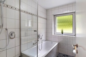 Regadera, secadora de cabello, toallas 