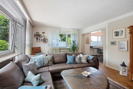TV. Apartment 'Design Und Entspannug' with Private Terrace, Private Garden and Wi-Fi