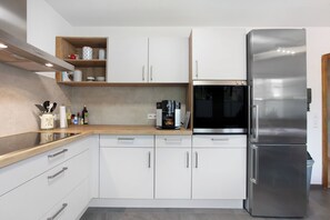 Fridge, oven, stovetop, dishwasher