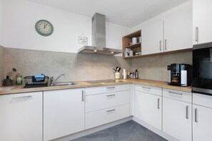 Fridge, oven, stovetop, dishwasher