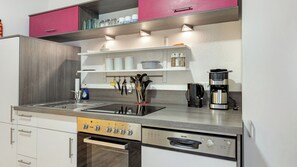 Kjøleskap, mikrobølgeovn, ovn og kokeplater