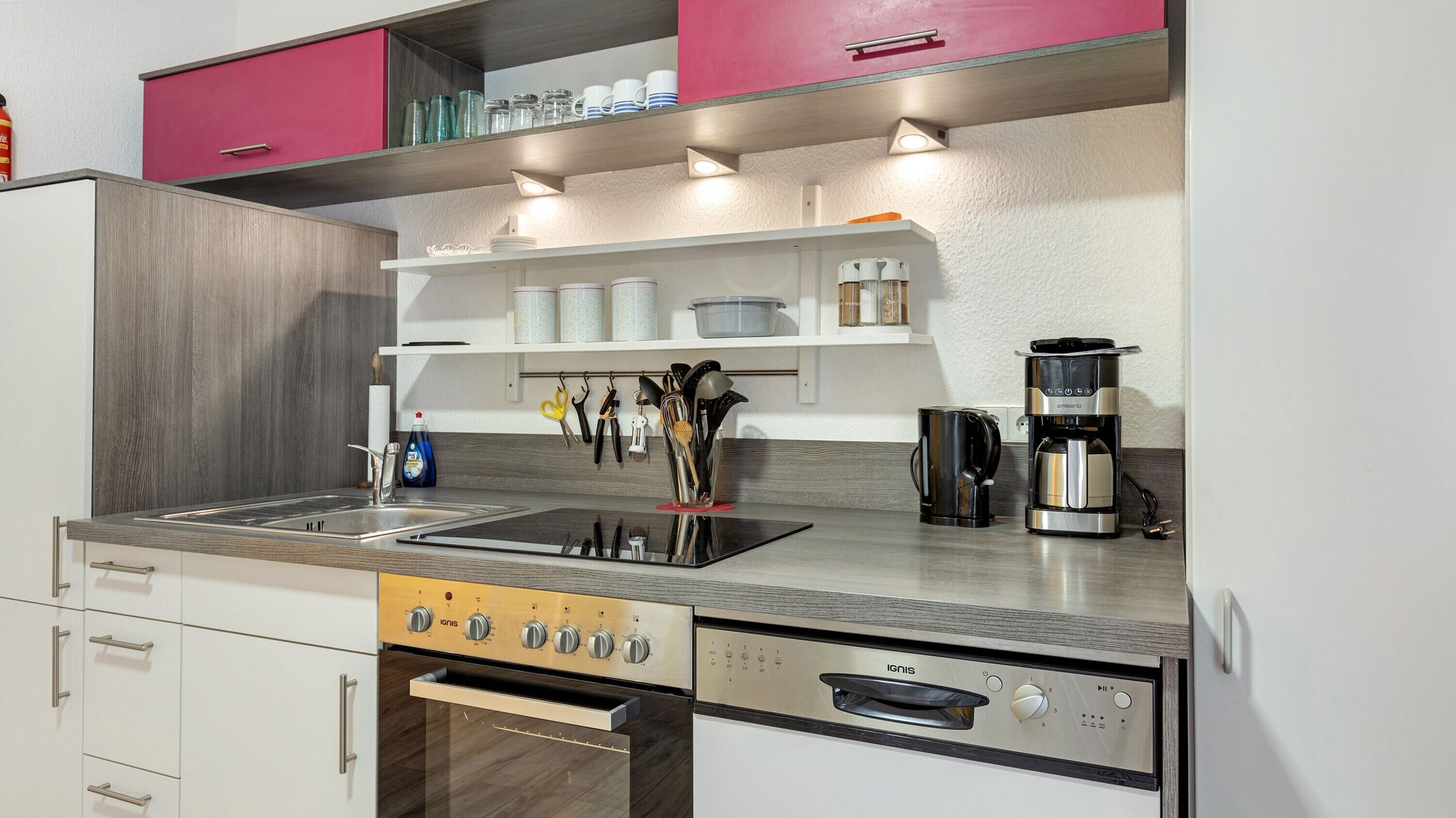 Refrigerador, microondas, horno, placa de cocina