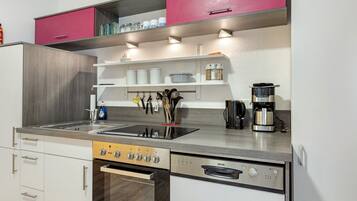 Refrigerador, microondas, horno, placa de cocina