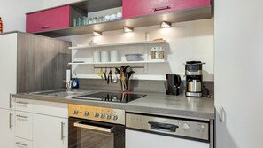 Refrigerador, microondas, horno, placa de cocina