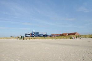 Beach nearby - Apartment 'Ferienhaus Sonnenschein - Wohnung 2' with Private Terrace, Private Garden and Wi-Fi (Norden)