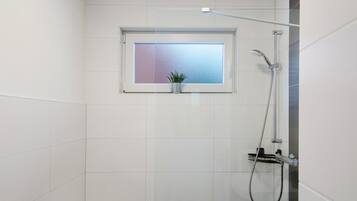 Ducha, secador de pelo, toallas