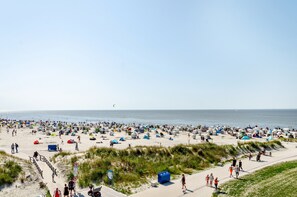 Beach nearby - Apartment 'Ferienhaus Sonnenschein - Wohnung 2' with Private Terrace, Private Garden and Wi-Fi (Norden)