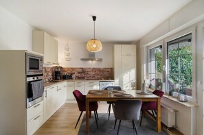 Fridge, microwave, oven, stovetop - Apartment 'Ferienhaus Sonnenschein - Wohnung 2' with Private Terrace, Private Garden and Wi-Fi (Norden)