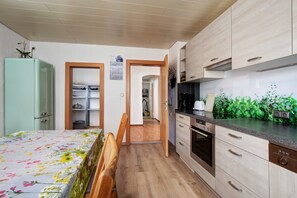 Kühlschrank, Mikrowelle, Ofen, Herdplatte