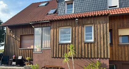 Ferienwohnung 'Haus Edith Fewo' mit Bergblick, Gemeinschaftsgarten und Wi-Fi