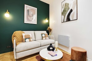 Smart TV, offices - Chic hotel-1BR/4P In the heart of the Palais Royal (Paris)