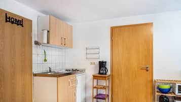 Fridge, oven, stovetop, coffee/tea maker