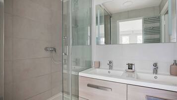 Shower, hair dryer, towels