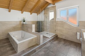 Shower, hair dryer, towels - Holiday Apartment 'Cosy Home Allgäu' with Mountain View, Balcony and Wi-Fi (Haldenwang)
