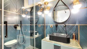 Dusch, hårtork och handdukar