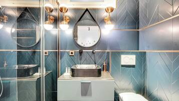 Douche, sĂšche-cheveux, serviettes fournies