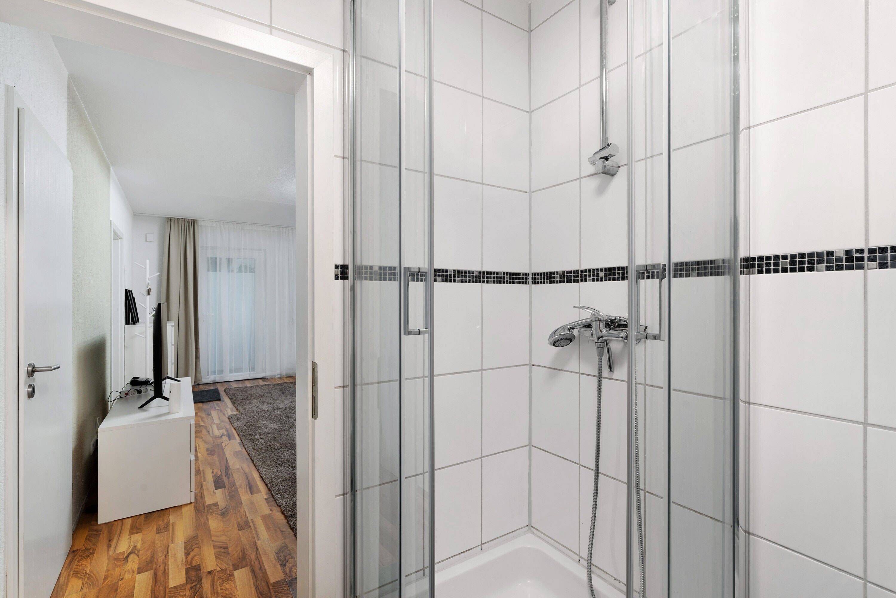 Dusche, Haartrockner, Handtücher