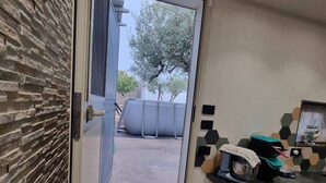 Una cocina con mostrador, un lavamanos y un ventanal con vistas al exterior.