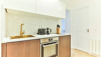 Réfrigérateur, micro-ondes, four, plaque de cuisson