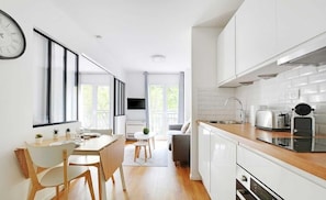 Frigorífico, microondas, placa de cocina y lavavajillas