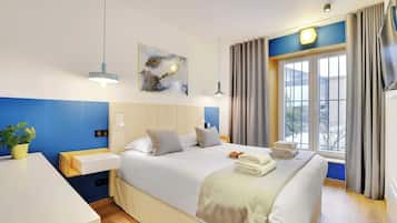 2 bedrooms, desk, iron/ironing board, travel crib