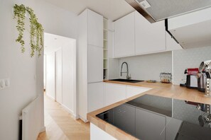 Fridge, microwave, oven, stovetop