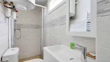 Een douche, handdoeken