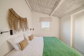 2 slaapkamers, een strijkplank/strijkijzer, internet, beddengoed