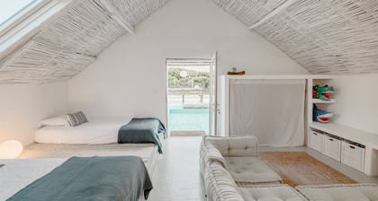 Stunning Retreat | Heated Pool | BBQ | Fire Pit