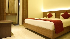 Een keurig opgemaakte slaapkamer met een houten bed, een nachtkastje en een kledingkast.