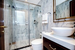 Singola Basic, 1 letto queen, vista città | Bagno | Doccia, doccia idromassaggio, asciugacapelli, pantofole