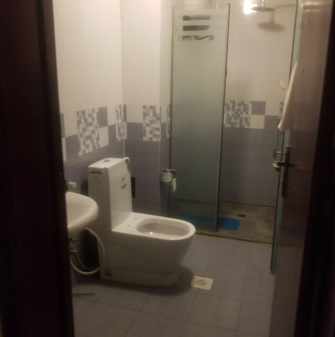 Habitación individual, balcón, vistas a la ciudad | Baño | Ducha, artículos de higiene personal gratuitos, zapatillas y toallas