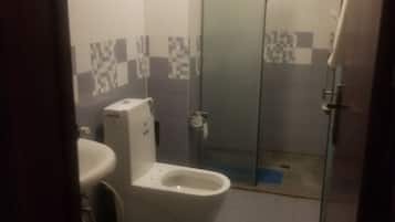 Habitación individual, balcón, vistas a la ciudad | Baño | Ducha, artículos de higiene personal gratuitos, zapatillas y toallas