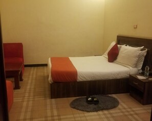 Habitació individual | 1 dormitori, escriptori, wifi gratuïta i roba de llit