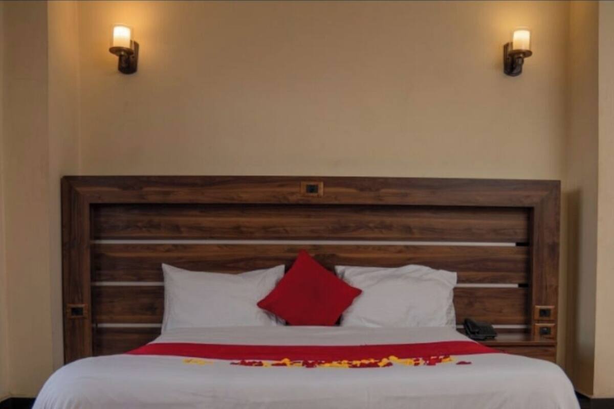 Desk, WiFi (free), bed sheets