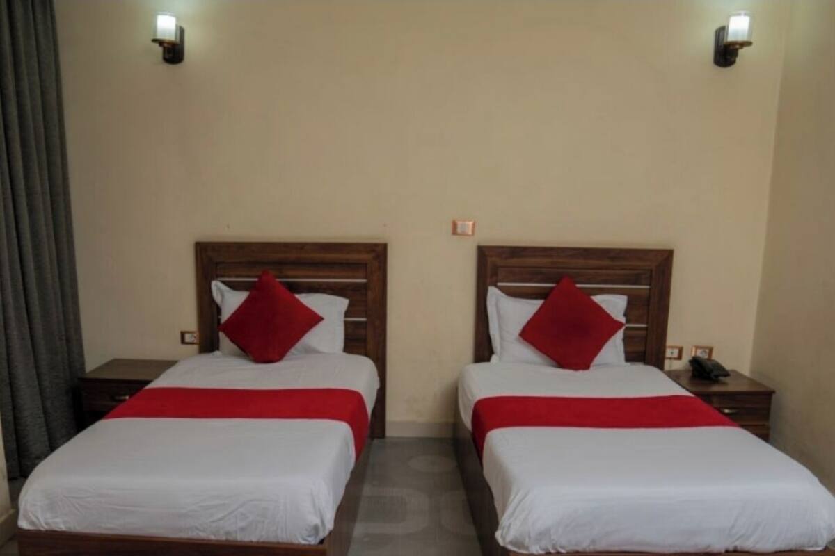 Double or Twin Room | Desk, WiFi (free), bed sheets