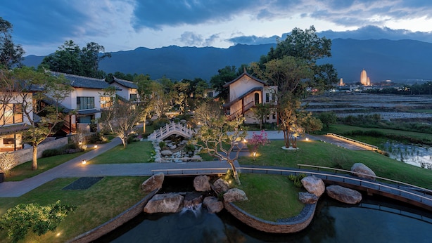 A traditional-style building with a garden, a small bridge, and a pond. - Dali Taoxi Secret Manor (Dali)