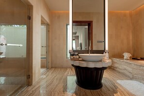 Loft de diseño, 2 habitaciones, acceso a la piscina, vistas al patio | Ropa de cama de alta calidad y edredones de plumas