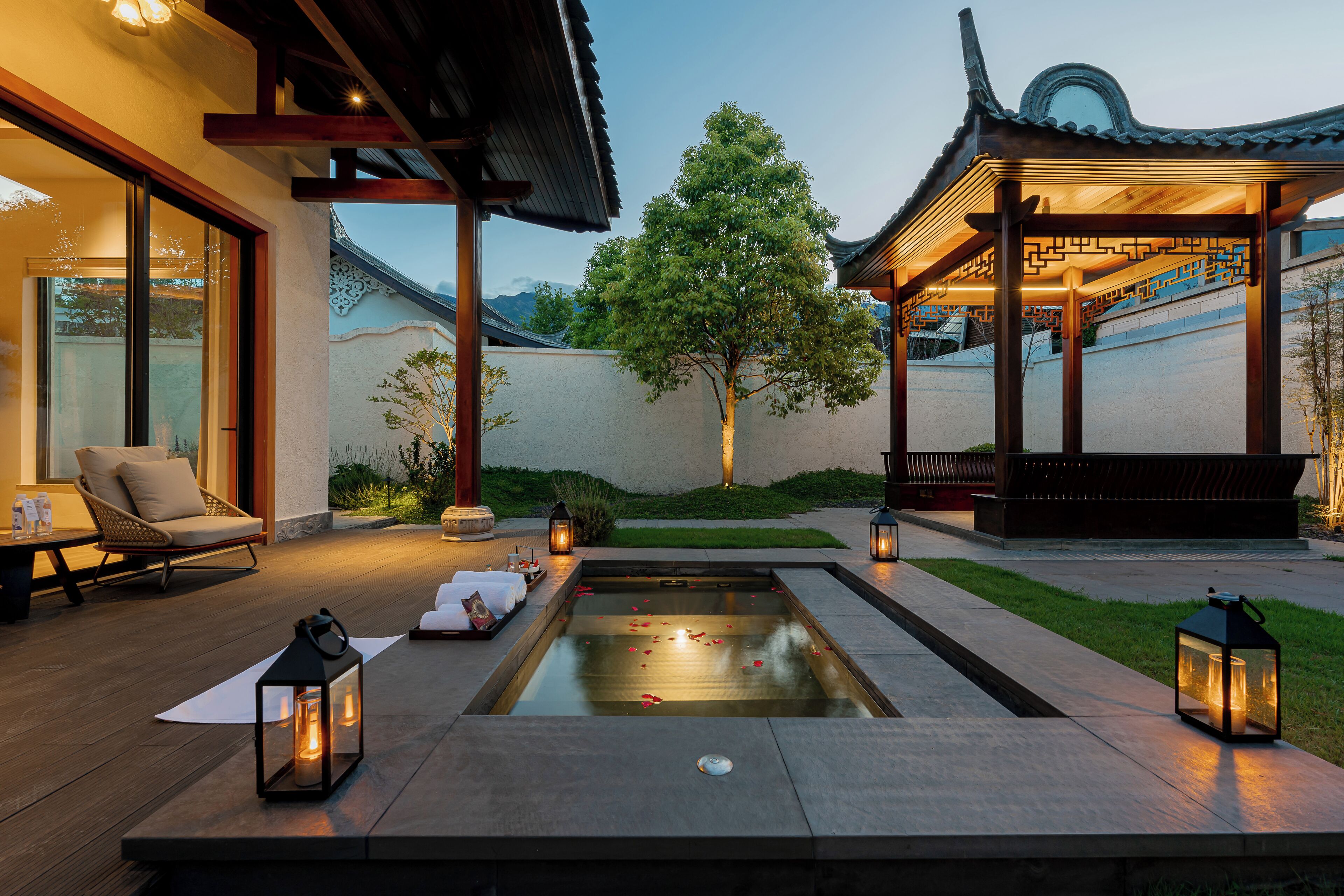 Casa de lujo, 1 cama King size, tina, vista al patio | Baño | Tina y regadera independientes y tina de hidromasaje 