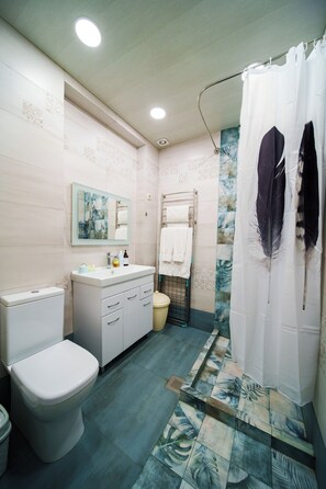 Huoneisto, 2 makuuhuonetta, kaupunkinäköala | Kylpyhuone