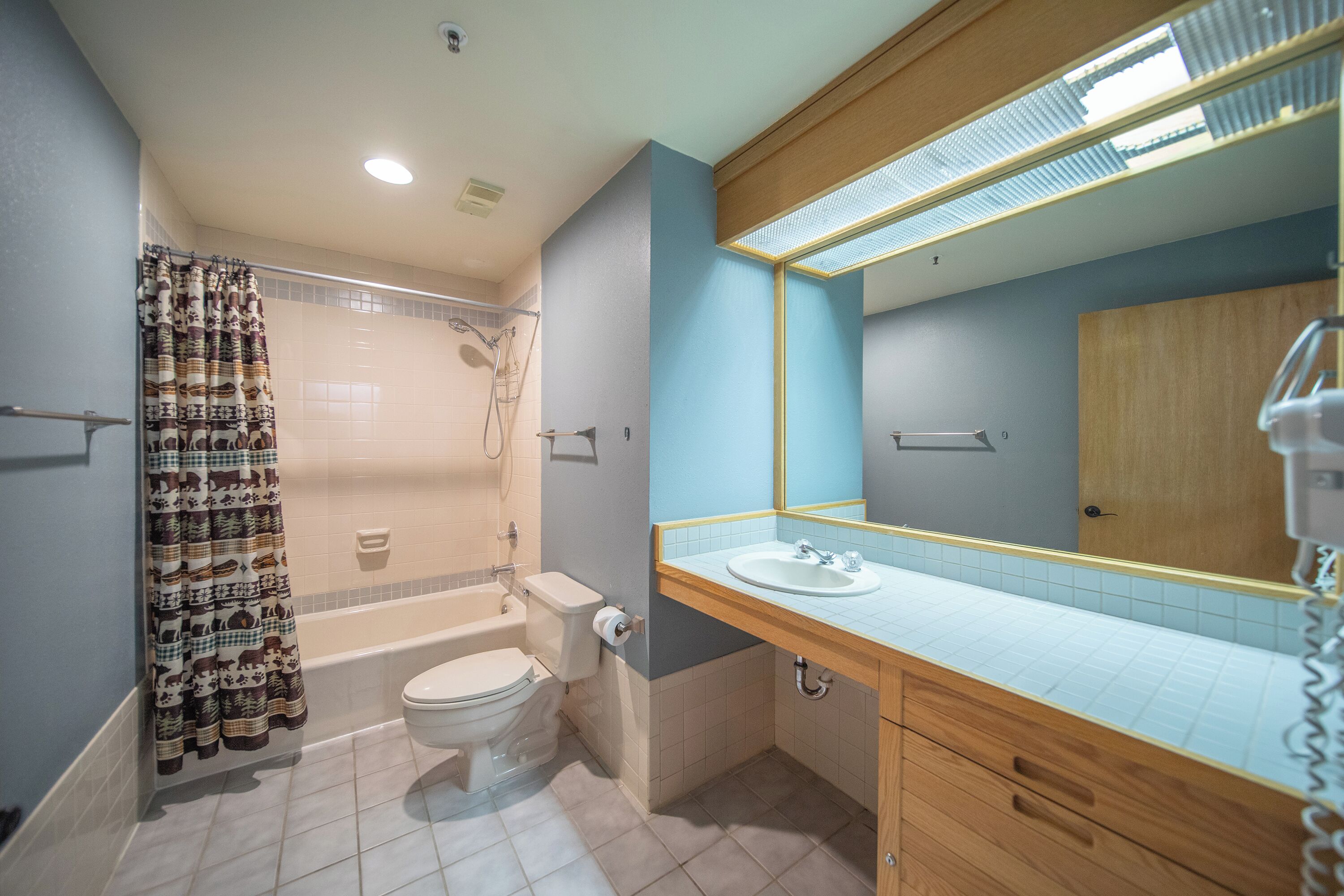 A bathroom with a bathtub, toilet, and sink.
