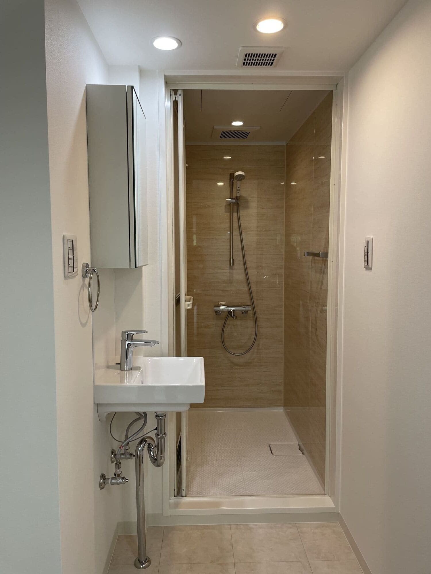 Dutxa, assecador de cabells, bidet i tovalloles 