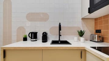 Réfrigérateur, micro-ondes, plaque de cuisson, cafetière/bouilloire