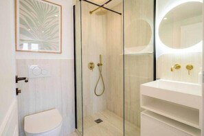 Bruser, hårtørrer, håndklæder