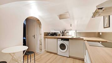 Fridge, microwave, stovetop, coffee/tea maker