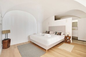 2 bedrooms, iron/ironing board, internet, bed sheets