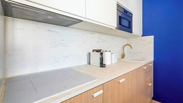 Geladeira, micro-ondas, cooktop, cafeteira/chaleira