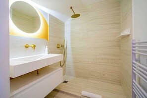 Shower, hair dryer, towels