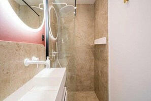 Dusche, Haartrockner, Handtücher