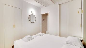 2 dormitorios, escritorio, tabla de planchar con plancha y wifi gratis